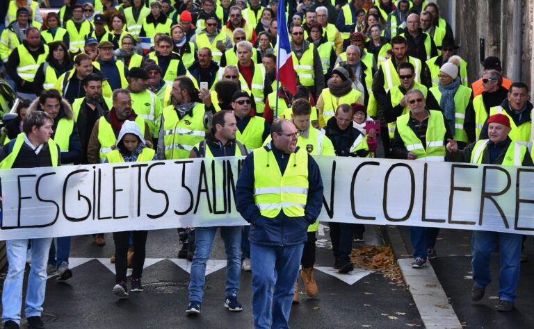 Déçus, les «gilets jaunes» appellent à manifester samedi