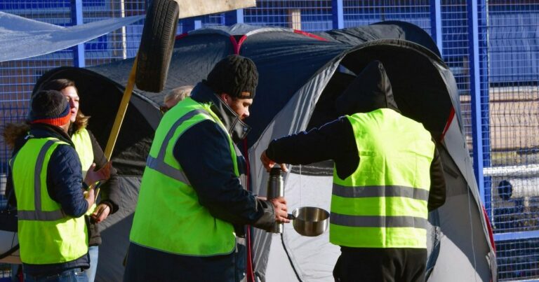 Ils distribuent de la soupe et du café remplis de laxatif aux “gilets jaunes”