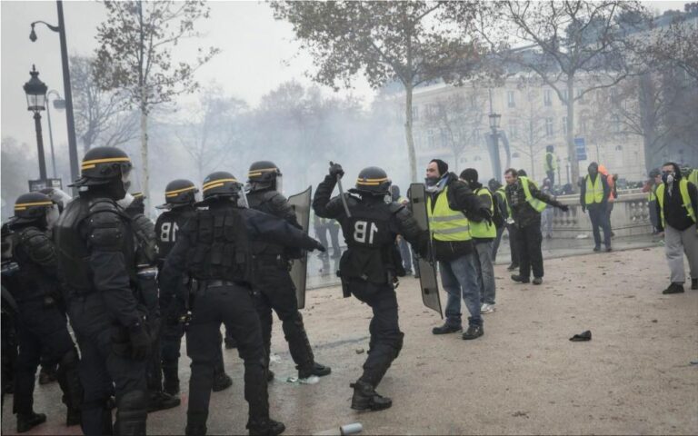 Gilets jaunes : l’utilisation de blindés envisagée à Paris