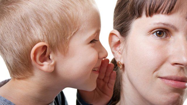 La technique hyper simple pour enseigner à votre enfant à ne pas vous interrompre quand vous parlez à quelqu’un