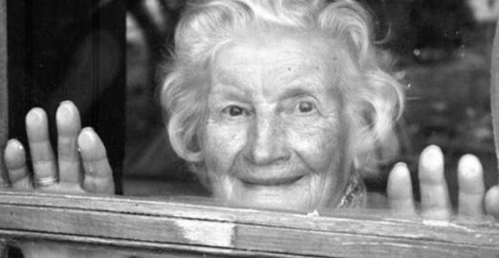 Cette mamie écrit au journal un message bouleversant. Après l’avoir lu, on n’a qu’une envie : embrasser la sienne