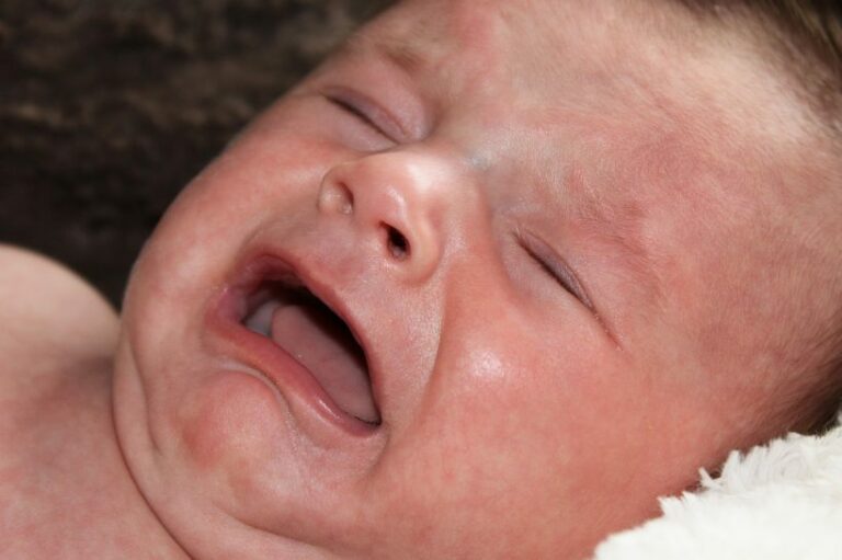 Après une naissance, les parents seraient perturbés de six ans de sommeil
