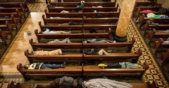 Cette église abrite 250 sans-abris chaque nuit pour les empêcher de dormir dans la rue