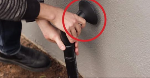 Il installe un faux tube à côté de la porte : une astuce simple contre les cambrioleurs