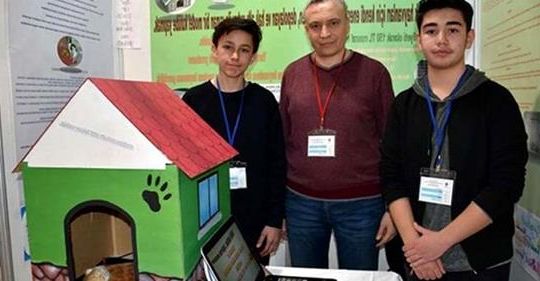 Deux lycéens inventent une niche chauffée à l’énergie solaire pour sauver les chiens et les chats errants du froid de l’hiver