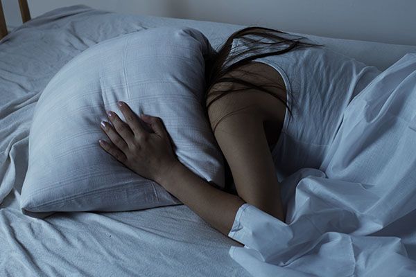 Que révèle le fait de rester au lit après la sonnerie du réveil ?