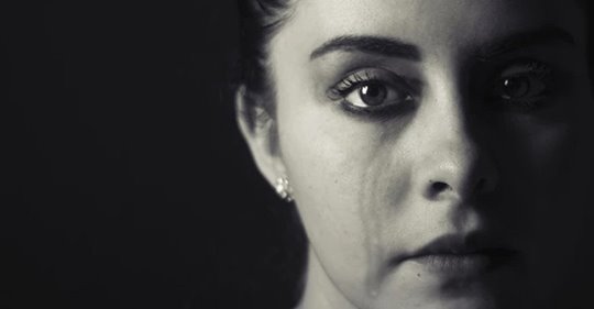 Dépression « souriante » : quand on porte le masque du bonheur pour cacher une douleur profonde