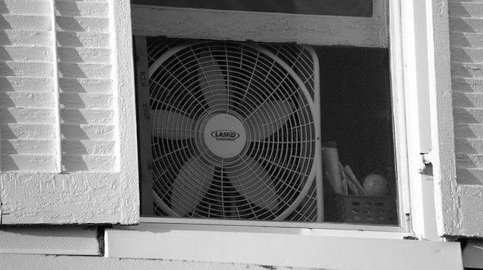Pour Rafraîchir Votre Chambre la Nuit, Orientez Votre Ventilateur vers l’Extérieur et NON Vers l’Intérieur
