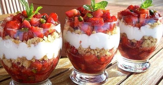 Tartare de fraises, pistaches et sablés