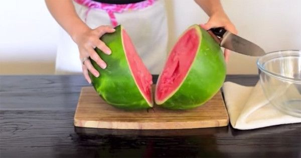Voici une astuce géniale pour servir la pastèque… en utilisant un simple récipient
