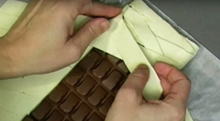 Il met une tablette de chocolat entière sur la pâte feuilletée: quand il la sort du four, c’est un chef-d’œuvre de gourmandise