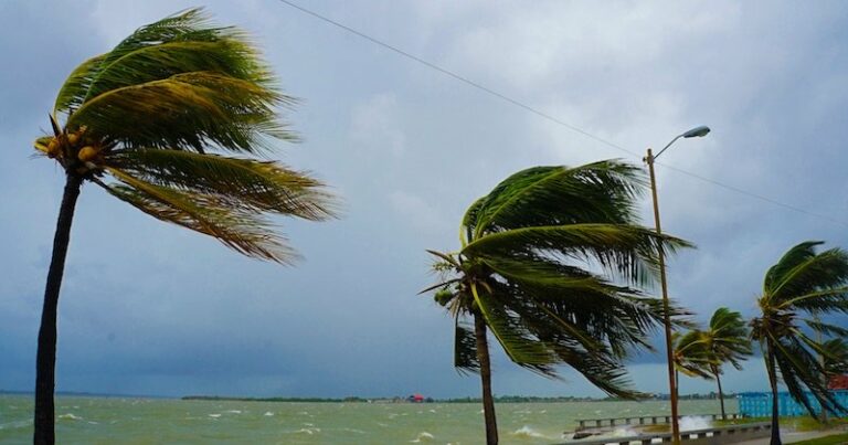 L’ouragan Lorenzo, classé en catégorie 5, s’approche dangereusement  de l’Europe