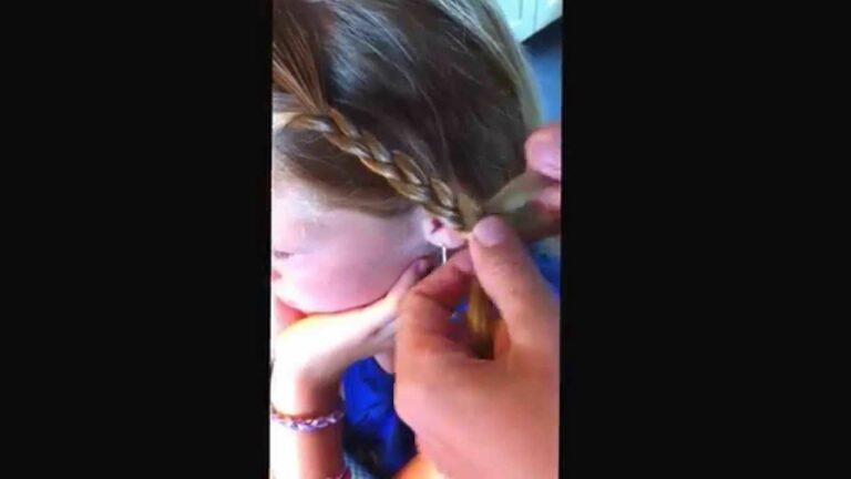 Cette maman transforme une simple natte en une nouvelle coiffure en 5 secondes