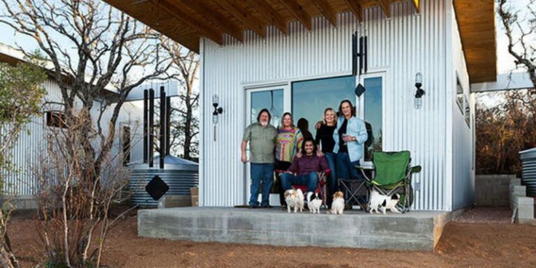 Un groupe de meilleurs amis se construit un petit village pour vieillir tous ensemble