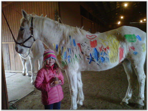 L’idée ‘amusante’ du prof fait bondir Internet – il a invité ses élèves à peindre sur des chevaux vivants