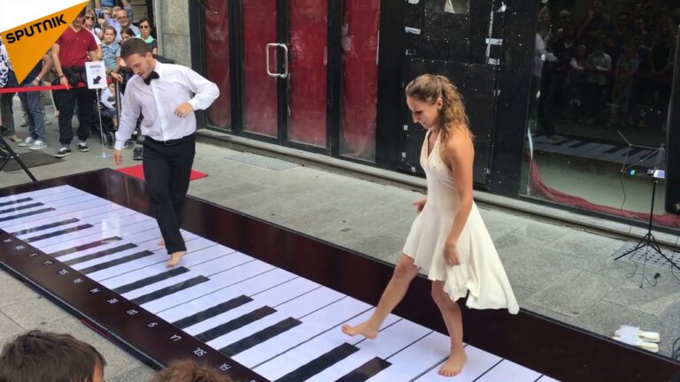 Deux musiciens jouent sur un énorme piano avec leurs pieds (vidéo)