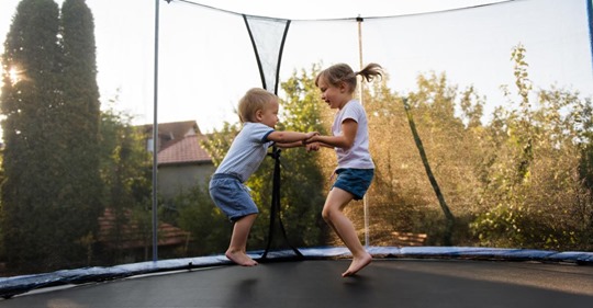 Des médecins expriment leurs préoccupations concernant l’utilisation des trampolines : ce que vous devez savoir.