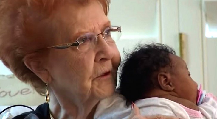 La compagnie aérienne ne laisse pas monter à bord le papa et le nouveau-né : une veuve généreuse les accueille pendant des jours chez elle