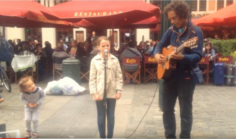 Elle rejoint le guitariste de rue pour interpréter «Ave Maria». Une petite fille semble bien intéressée…