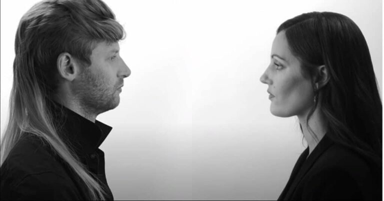 La chanson « Mais je t’aime » a déjà sa parodie, et elle rencontre un gros succès