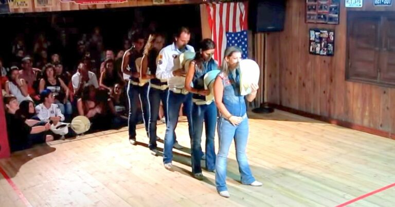 Ces 5 danseurs country en ont mis plein la vue dans un saloon en Catalogne