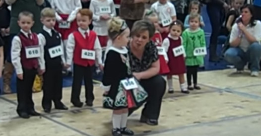 À seulement 3 ans, cette petite en a mis plein la vue dans une danse irlandaise