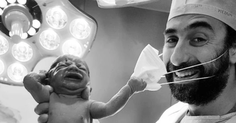 Cette photo d’un nouveau-né tirant le masque d’un médecin fait le tour du monde et devient un symbole d’espoir