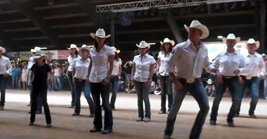 100+ danseurs en ligne exécutent leur routine sur la musique country