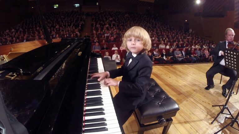 Un jeune pianiste russe de 8 ans, qui manie le piano à la perfection