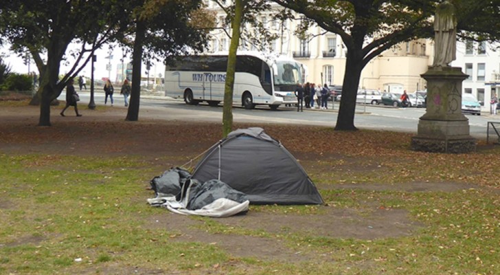 Une mère punit sa fille en la faisant dormir dans une tente pendant une nuit, explication ..