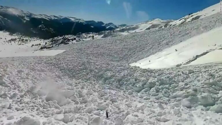 Pris dans une avalanche, un snowboarder filme la scène. VIDÉO – États-Unis :