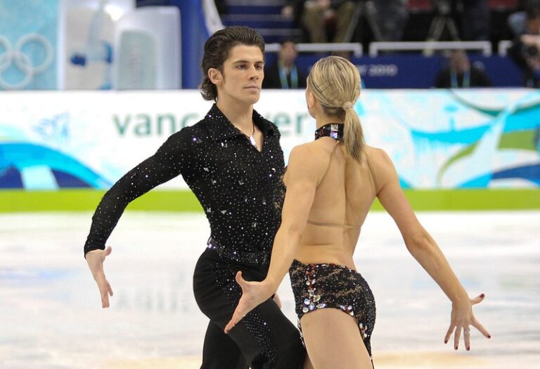 # Le frère et sœur exécutent la danse écossaise sur glace qui remet le public debout