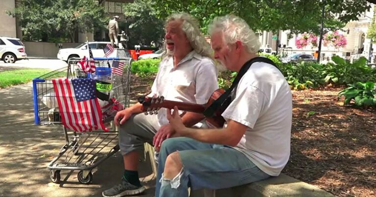 Un sans-abri joue « Hallelujah » et dès que son partenaire ouvre la bouche, les passants commencent à s’arrêter