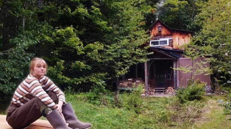 Hannah a 26 ans et vient de s’installer seule dans une cabane dans les bois