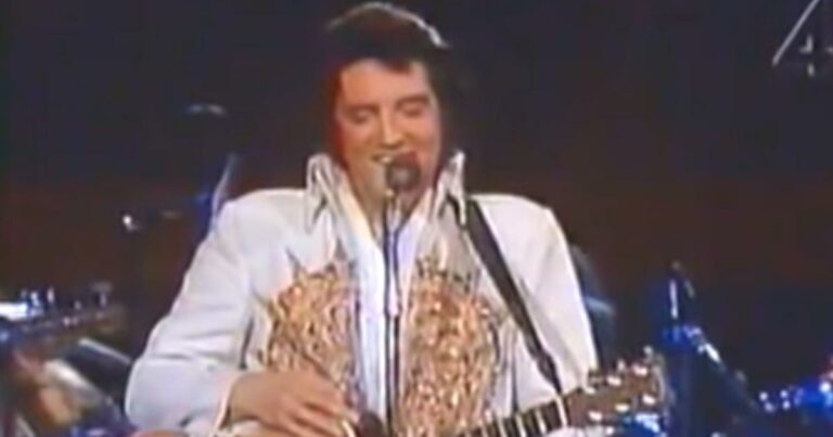 Elvis Presley interprète sa dernière chanson « For All Time » lors du concert de 1977