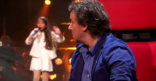 Une jeune fille chante une chanson vieille de 80 ans à la perfection et fait se retourner le jury dès la première note