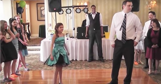 Un père trop timide pour danser avec sa fille choque la foule quand il se met à danser