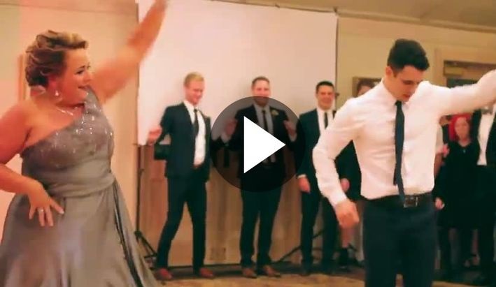 Une maman et son fils font une danse surprise lors d’un mariage