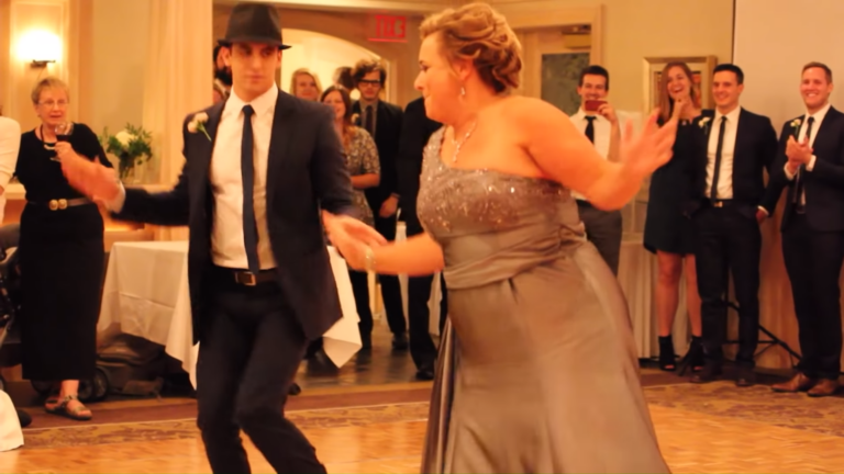 Ce duo mère/fils a bluffé les invités avec une danse lors d’un mariage