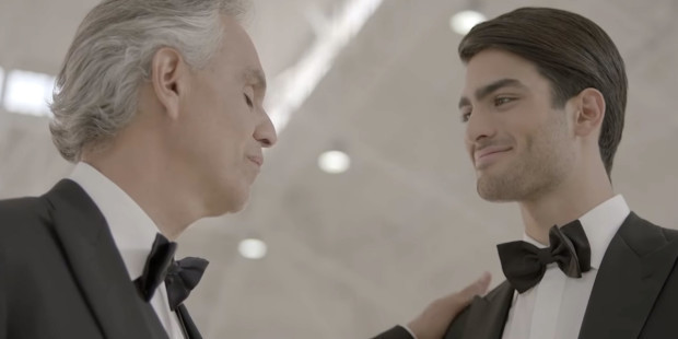 Le chanteur légendaire Andrea Bocelli forme un duo émouvant avec son fils