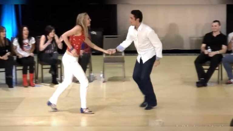 La danse improvisée d’un couple remporte la première place au Wild Wild Westie Invitational