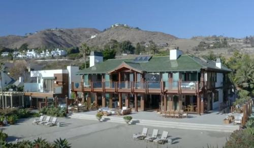 L’acteur « James Bond » Pierce Brosnan présente sa résidence de Malibu Beach, d’une valeur d’environ 100 millions de dollars