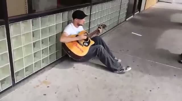 Un passant filme ce musicien de rue puis un inconnu s’approche de lui. Personne ne peut prédire la suite!