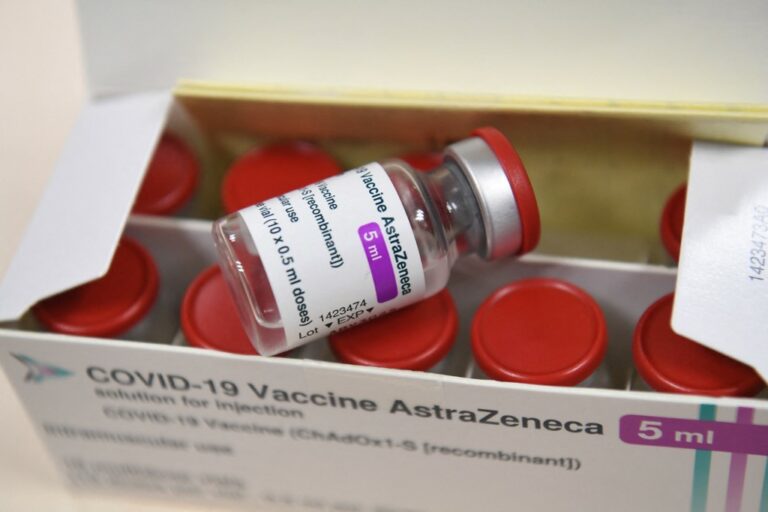 Plusieurs pays européens suspendent les vaccins AstraZeneca suite à des rapports faisant état de «caillots sanguins graves»