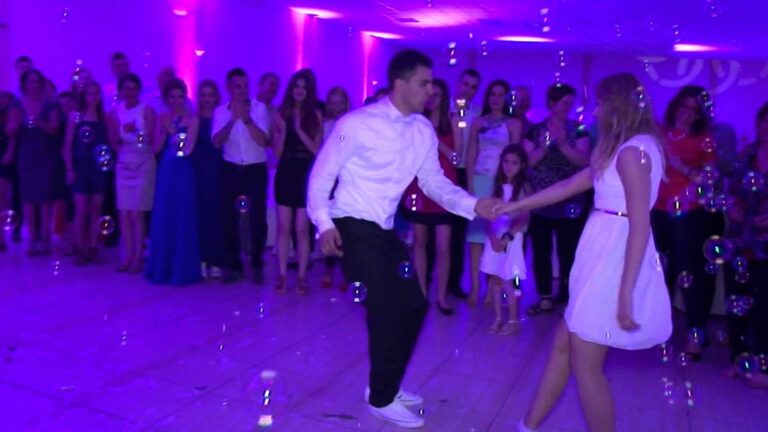 Ces nouveaux mariés ont décidé d’offrir aux invités leur première danse sur la chanson «Footloose». Ils sont hallucinants!