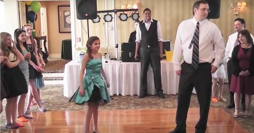Un père hésitant stupéfait le public lorsqu’il se met à danser avec sa fille