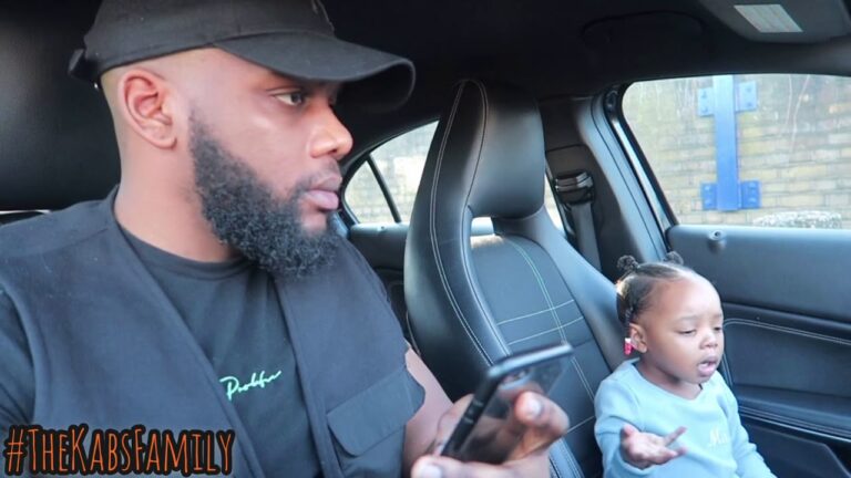 Un enfant de 2 ans reprend hilarante la chanson de son père à la radio