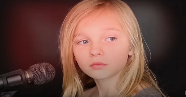 Elle n’a que 11 ans et elle interprète une chanson de Simon & Garfunkel à la perfection