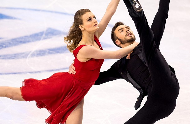 Le couple français arrive sur la glace et la chanson ‘Perfect’ d’Ed Sheeran commence à raisonner