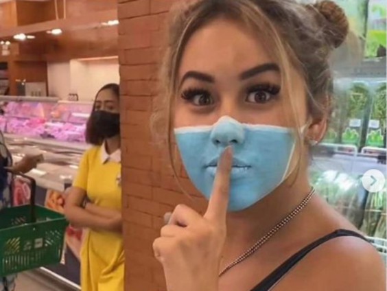 Elle se peint un masque sur le visage et entre dans un supermarché : l’influenceuse risque d’être expulsée du pays